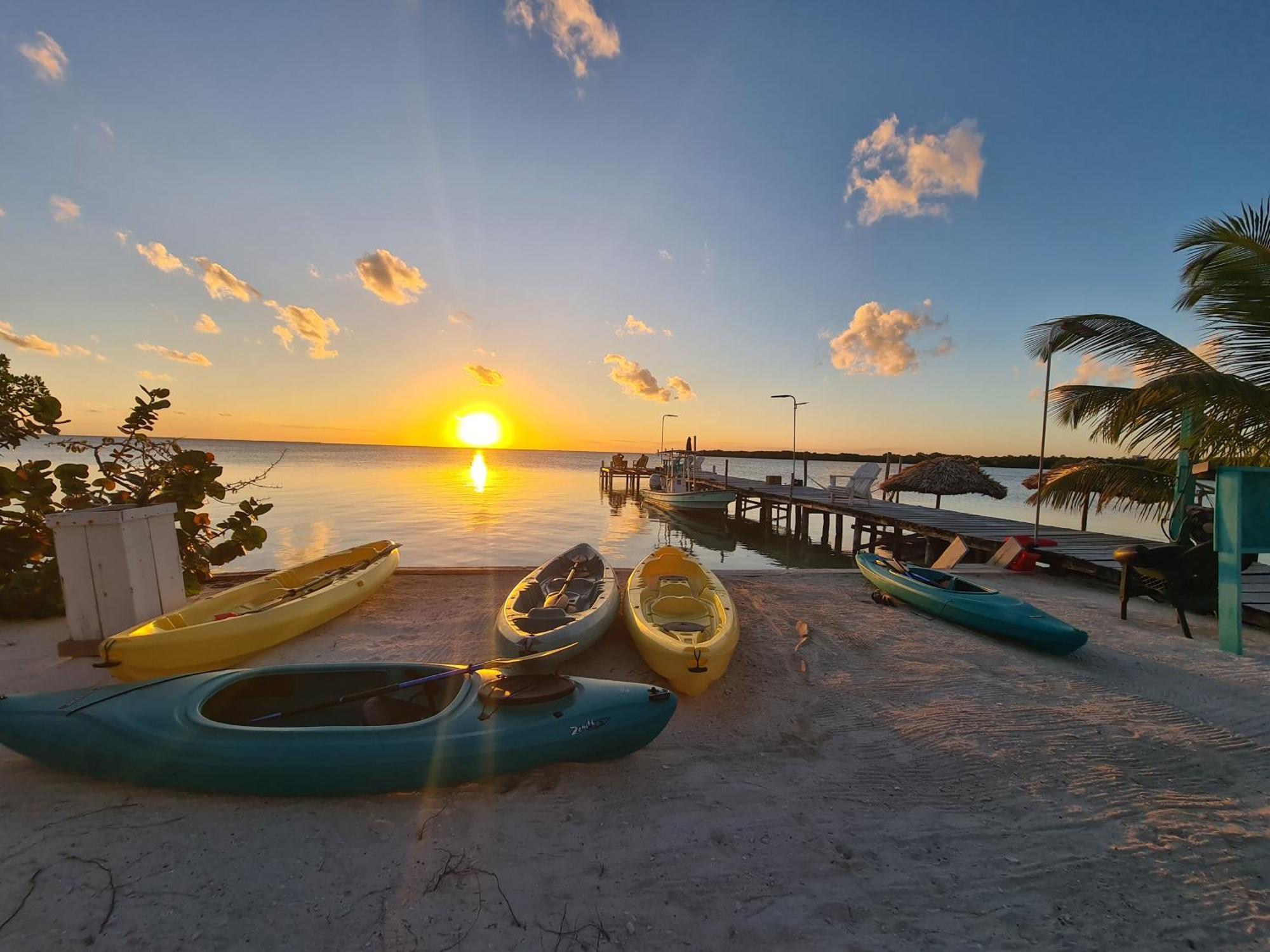 Bay Towers Aparthotel Caye Caulker Exteriör bild