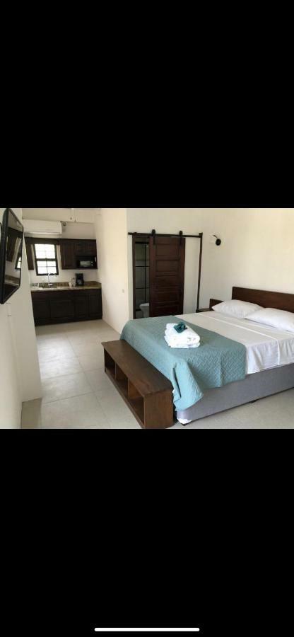 Bay Towers Aparthotel Caye Caulker Exteriör bild